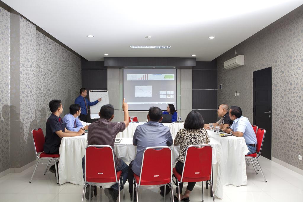 Cordela Hotel Medan Buitenkant foto