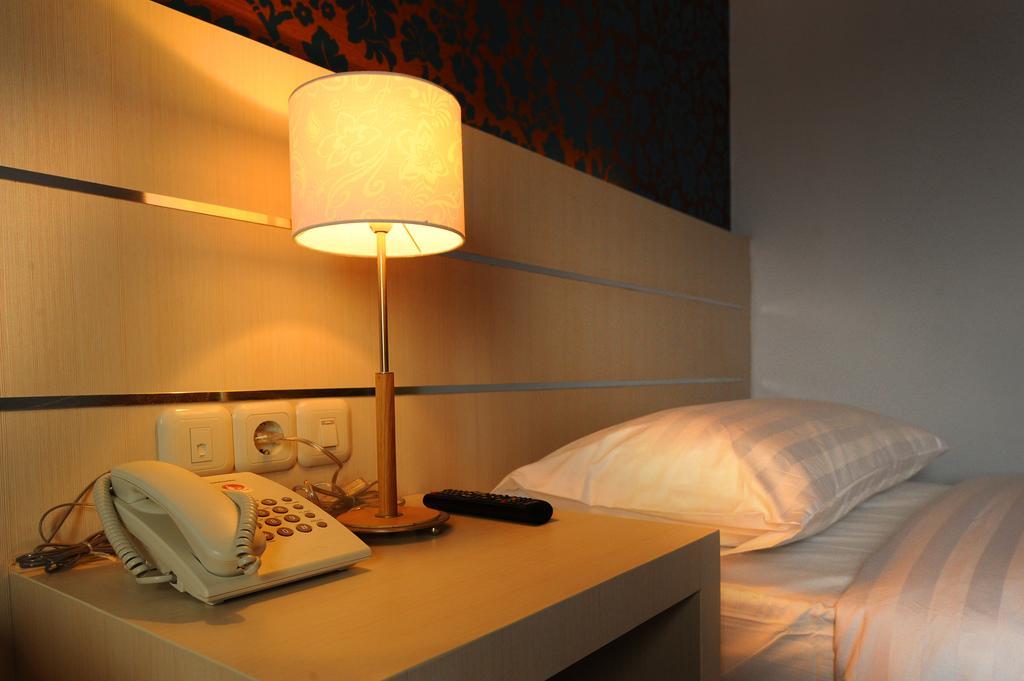 Cordela Hotel Medan Buitenkant foto