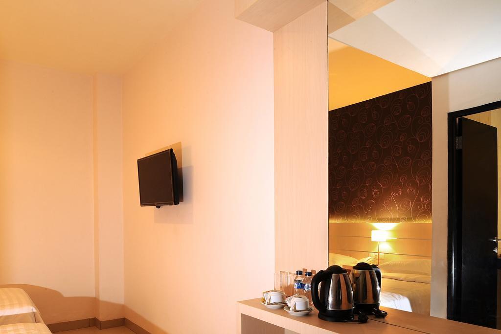 Cordela Hotel Medan Buitenkant foto