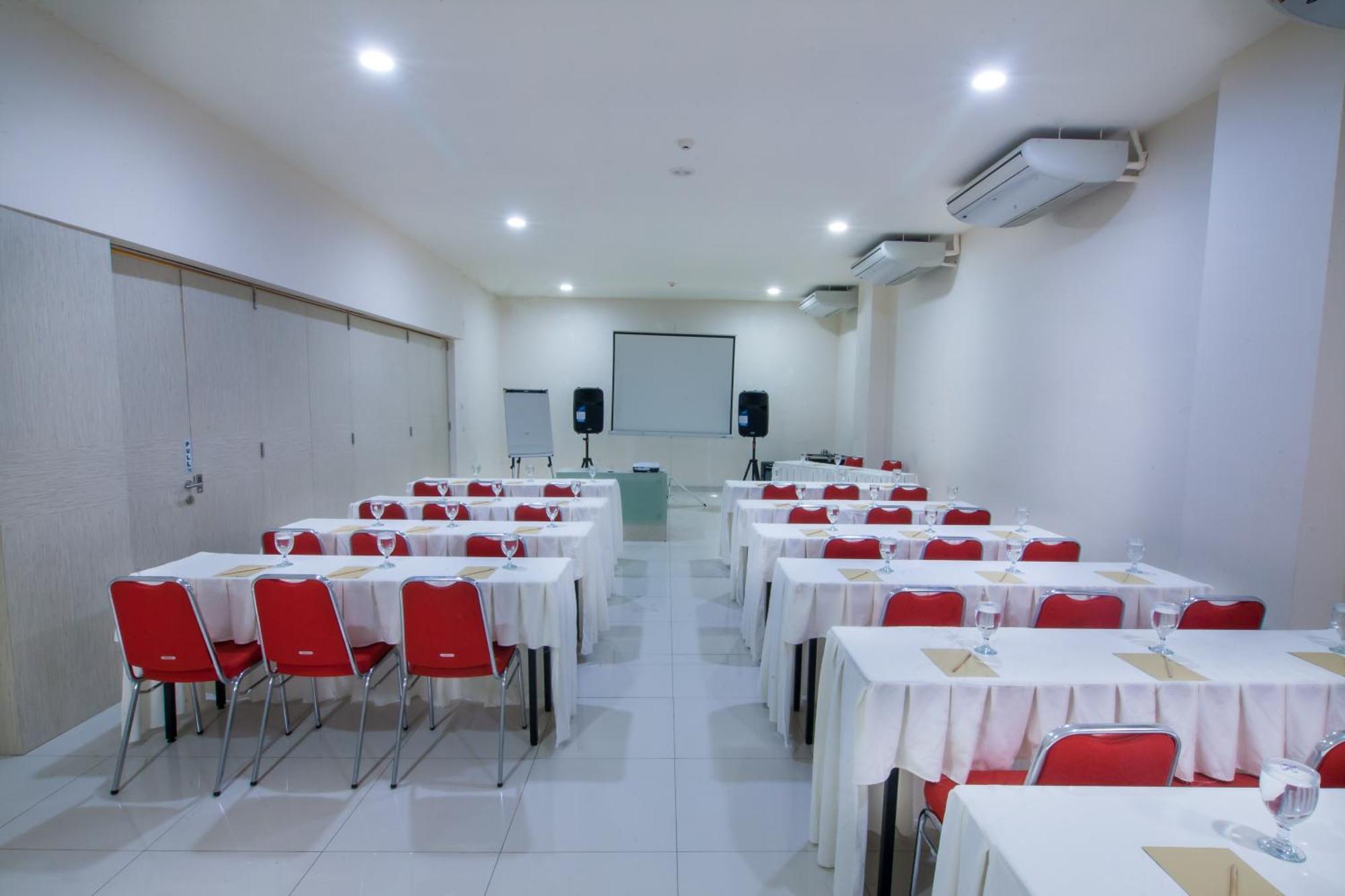 Cordela Hotel Medan Buitenkant foto