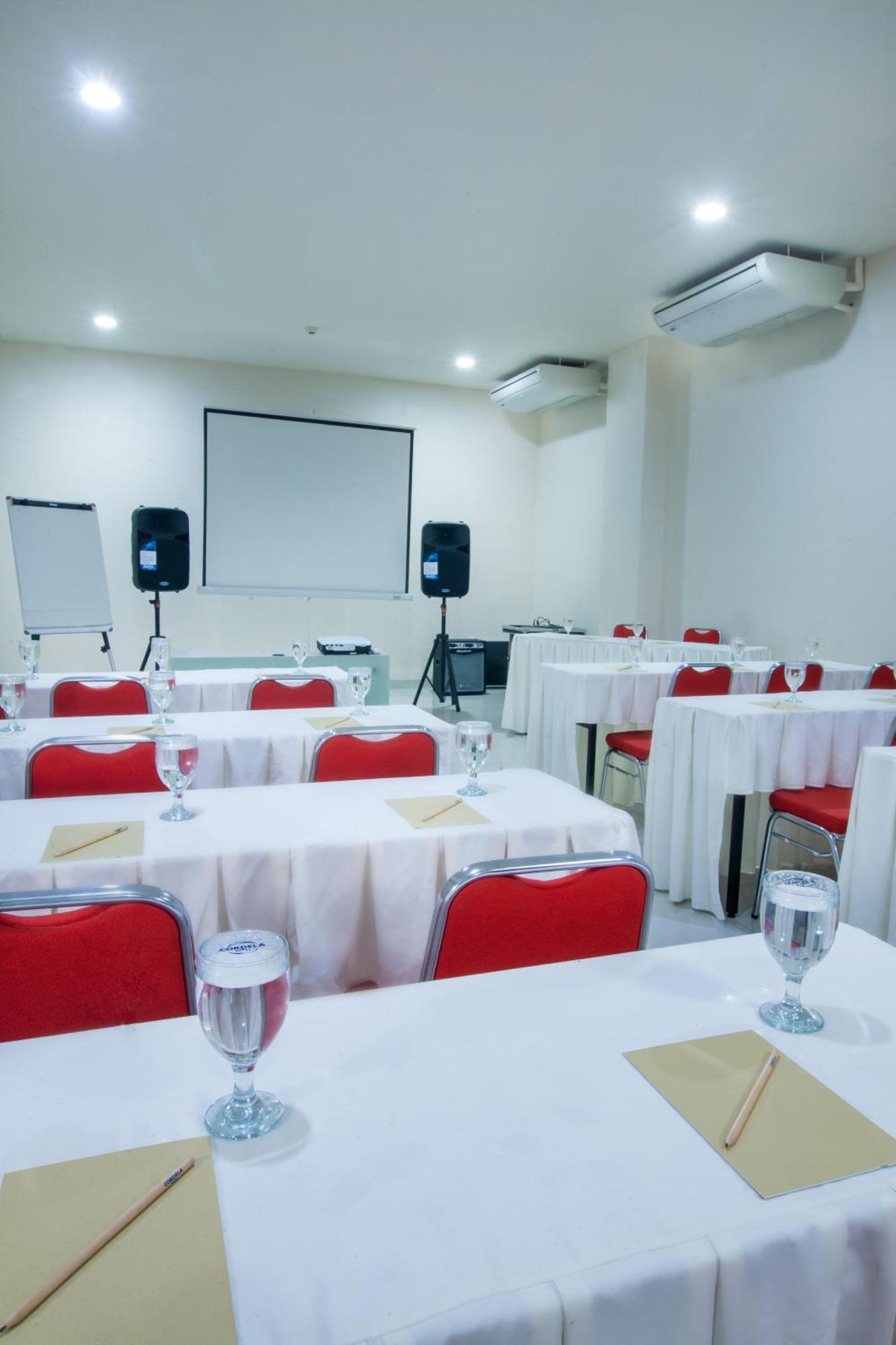 Cordela Hotel Medan Buitenkant foto
