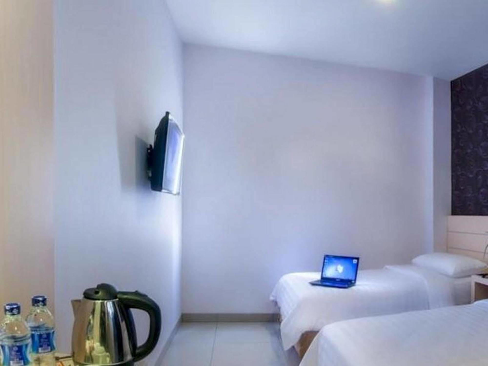 Cordela Hotel Medan Buitenkant foto