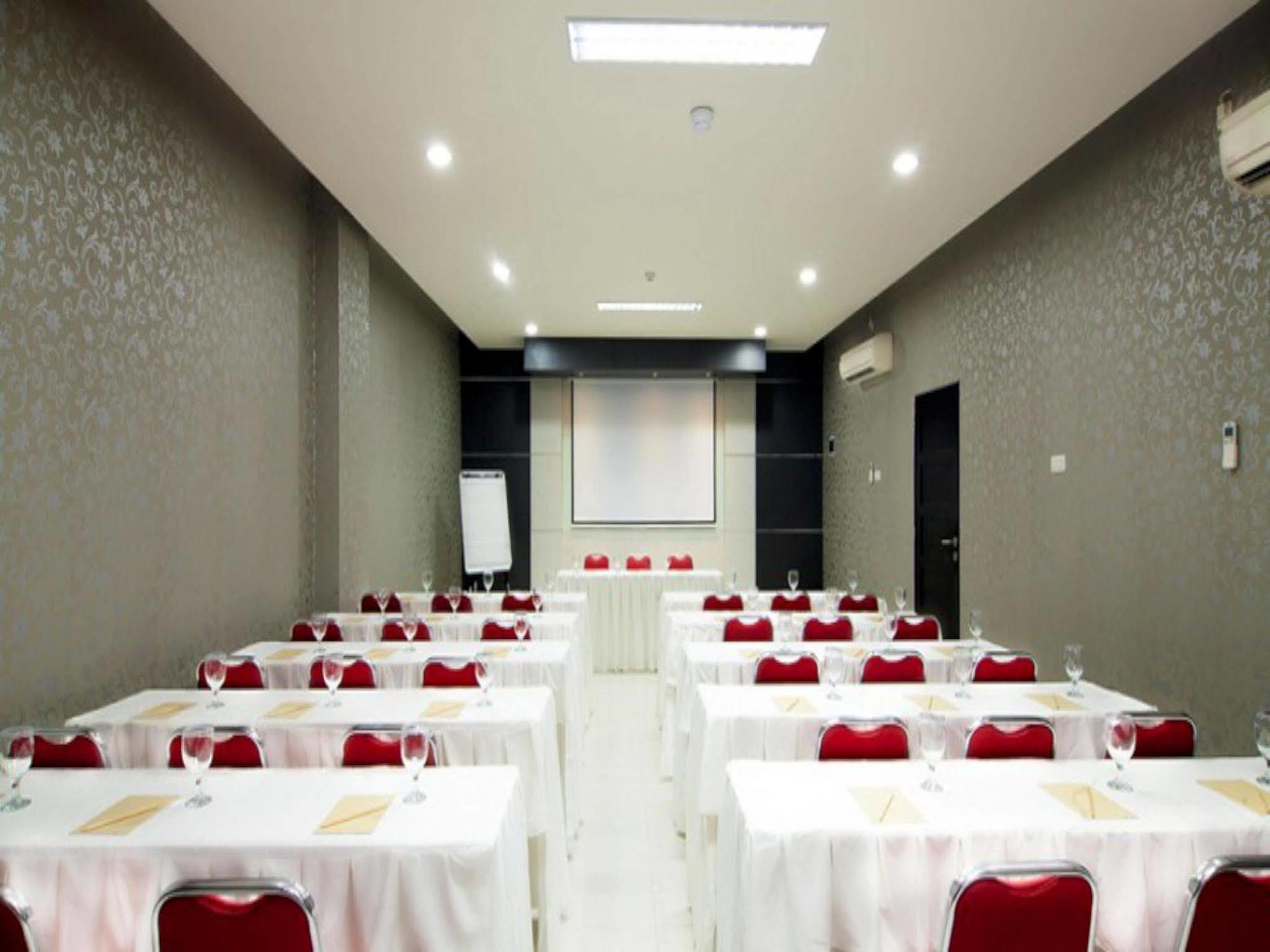 Cordela Hotel Medan Buitenkant foto
